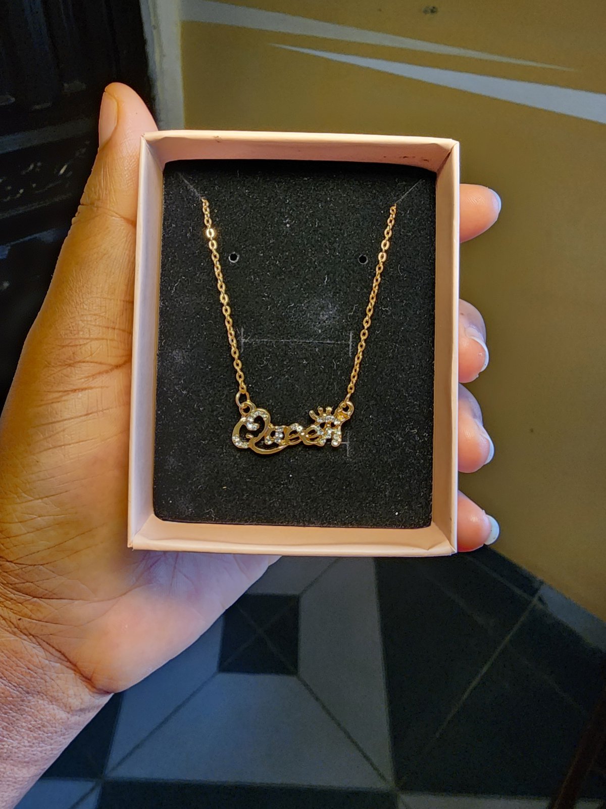 Queen Dainty Necklace