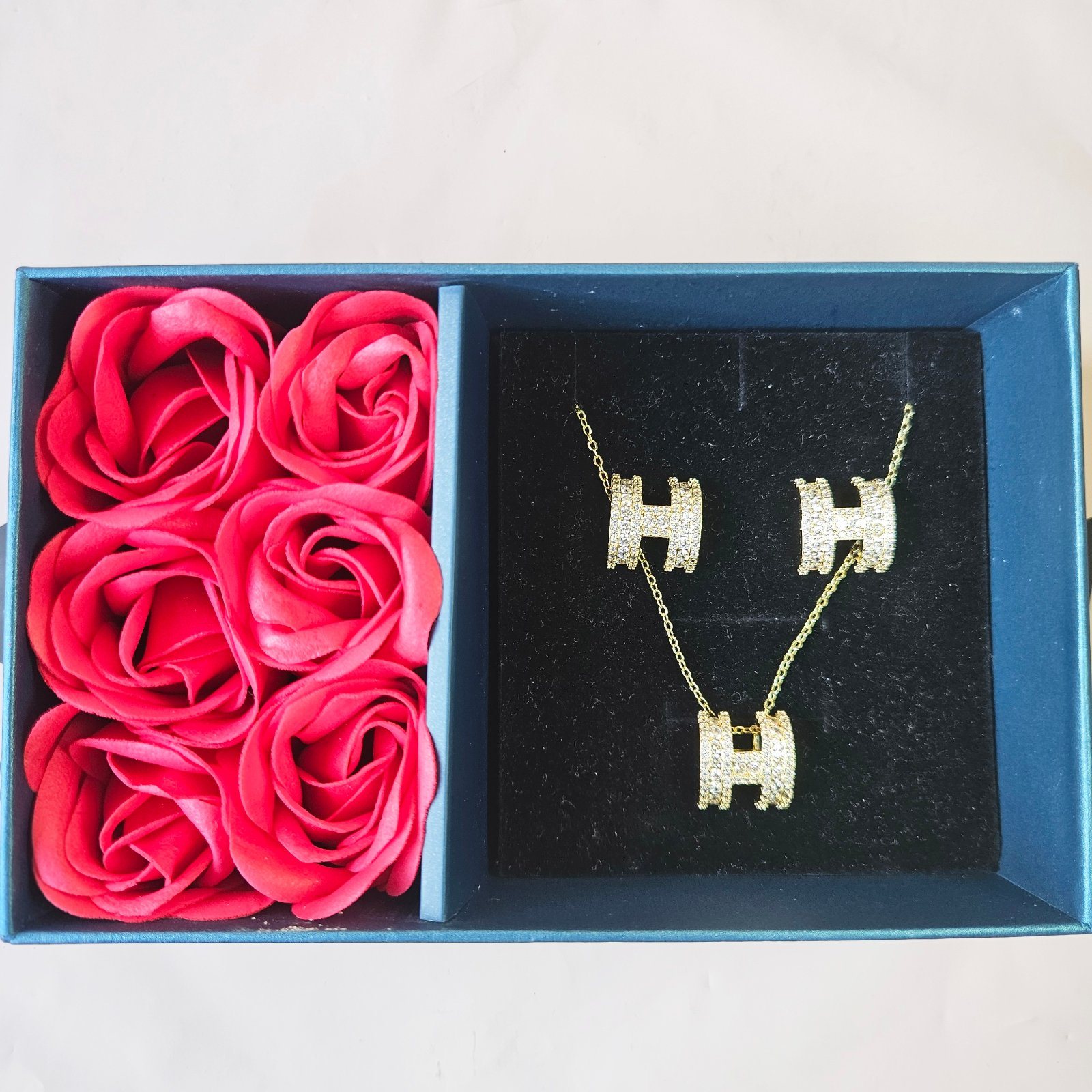 H Crystal Studded Necklace Set